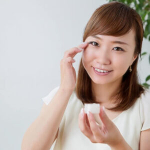 AGOSアイクリームの目元たるみケア効果とその理由